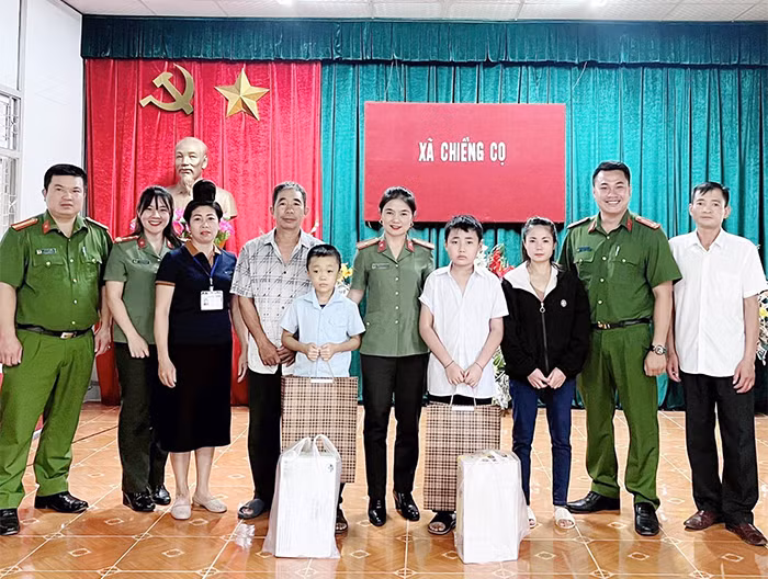 Thiếu tá Phạm Khánh Hòa (người đứng giữa ảnh) cùng đồng đội quyên góp, ủng hộ hoàn cảnh khó khăn trên địa bàn xã Chiềng Cọ, TP Sơn La.