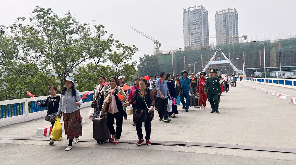 Đoàn du khách đầu tiên nhập cảnh vào Việt Nam qua cửa khẩu quốc tế Lào Cai -0