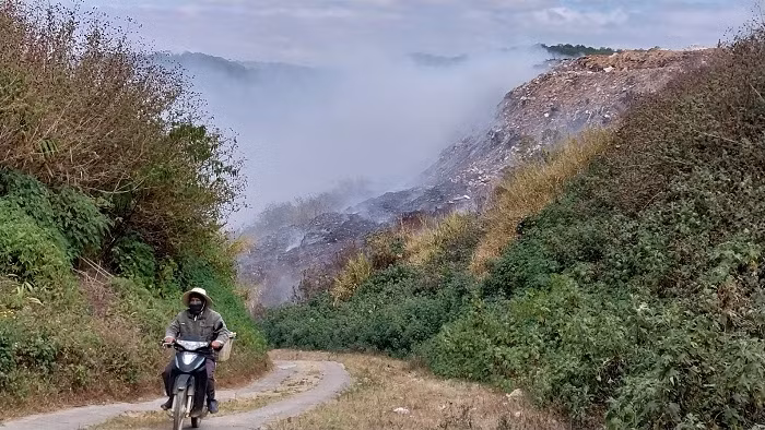 Bãi rác Cam Ly Đà Lạt bốc cháy gây ô nhiễm nghiêm trọng -0