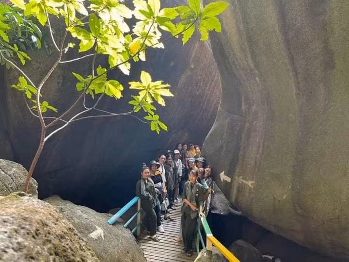 “Du lịch xanh” chốn non thiêng -1