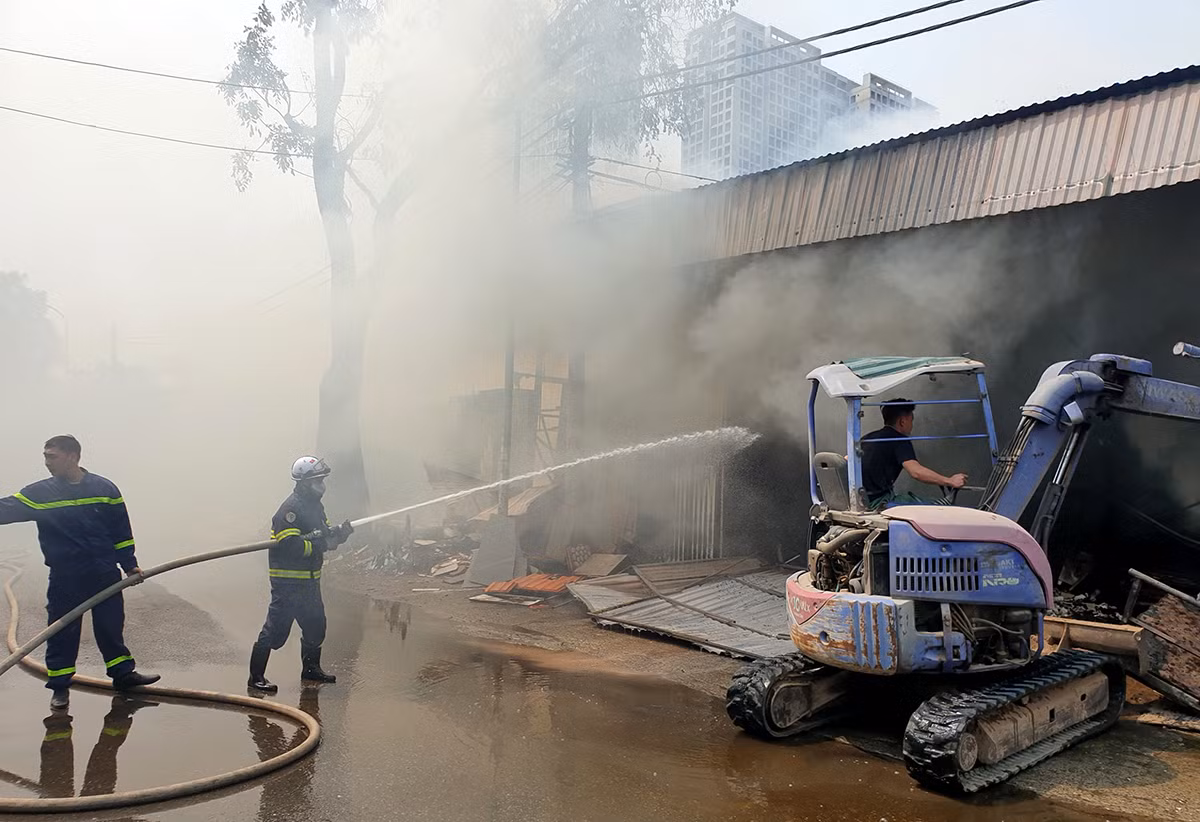 Hà Nội: Cháy lớn kho vật liệu nằm sát cây xăng -0
