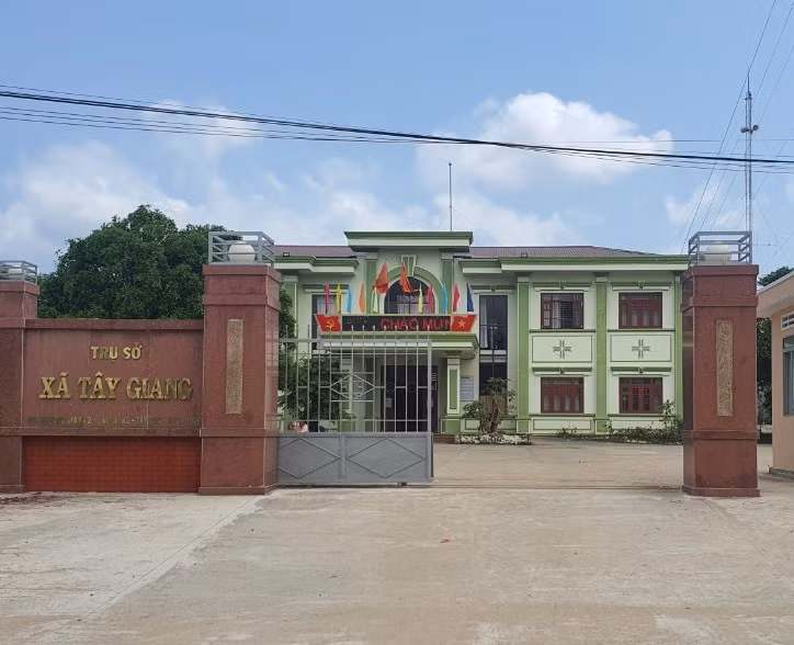 Dùng xô để đong gạo hỗ trợ, cán bộ xã bị kỷ luật -0