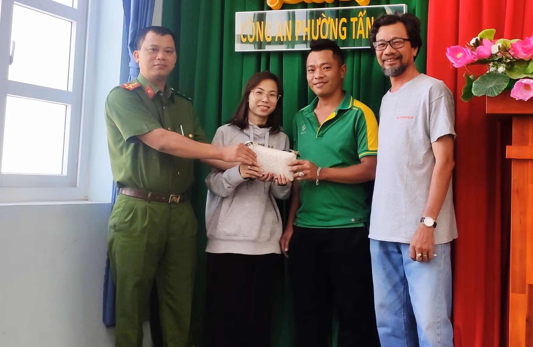 Công an phường khẩn trương xác minh người đánh rơi hơn 1.000 USD để trao trả -0