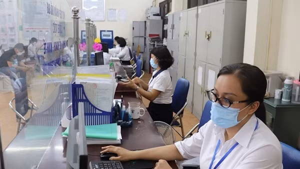 Đề nghị bổ sung trường hợp cán bộ bị kỷ luật sẽ tự nguyện tinh giản biên chế
