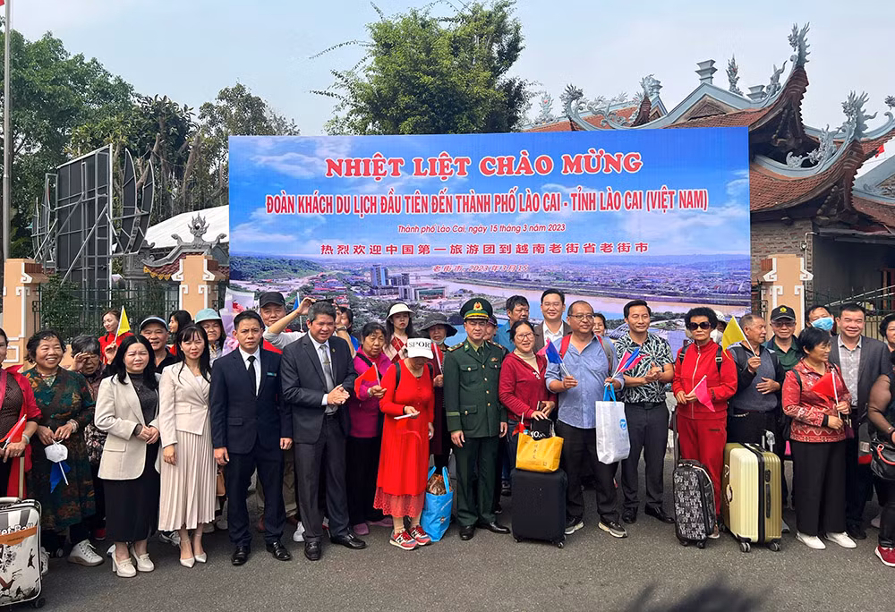 Đoàn du khách đầu tiên nhập cảnh vào Việt Nam qua cửa khẩu quốc tế Lào Cai -2