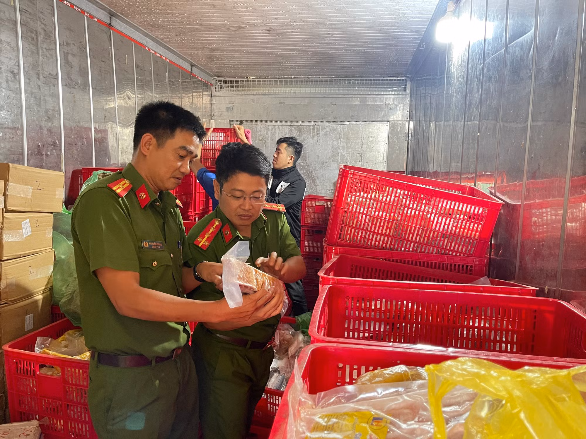 Hơn 3 tấn thực phẩm đông lạnh không rõ nguồn gốc chờ đi tiêu thụ -0