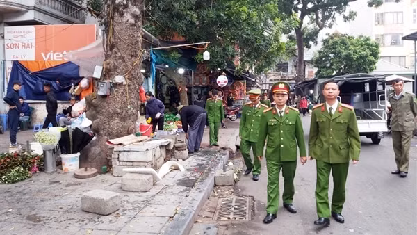 Thị sát chiến dịch “giành lại vỉa hè” ở quận Hà Đông