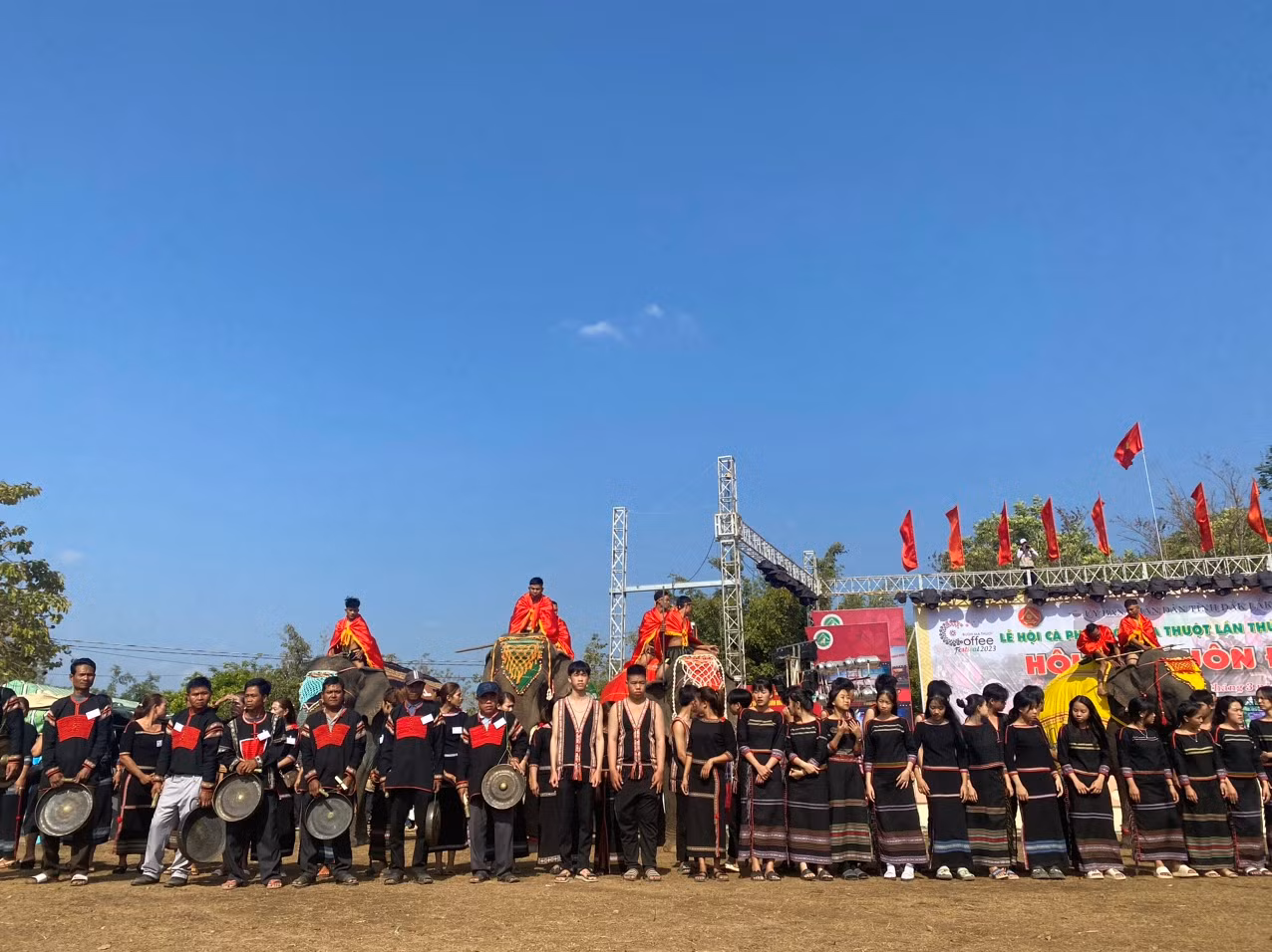 Tưng bừng Hội voi Buôn Đôn 2023 -1