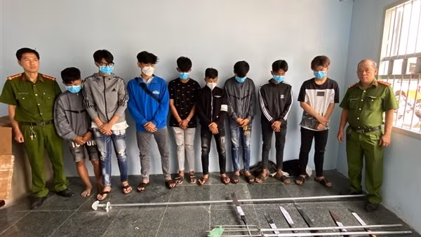 Ngăn chặn nhóm “trẻ trâu” mang hung khí hẹn nhau hỗn chiến