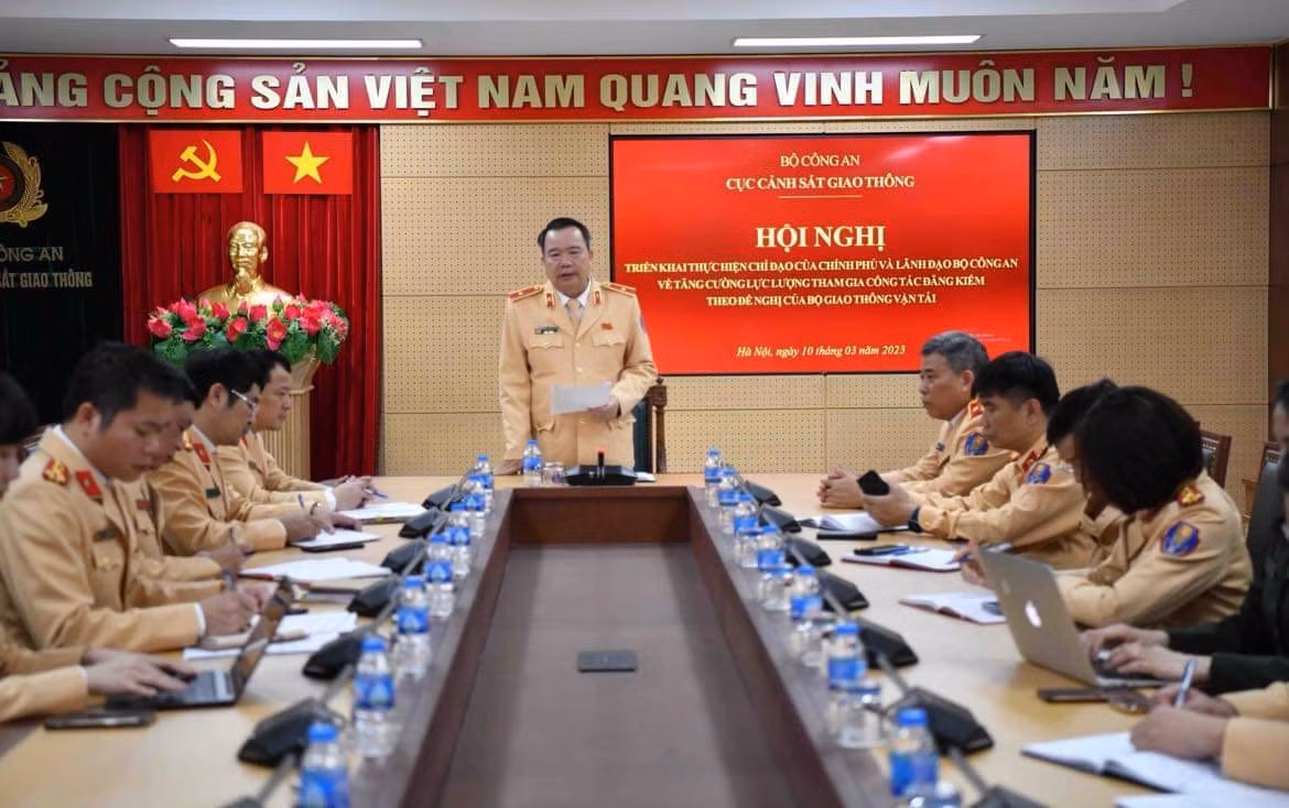 Từ sáng 11/3, CSGT hỗ trợ các trung tâm đăng kiểm để giải quyết tình trạng quá tải -0