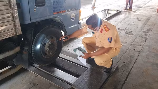 Chi viện 26 CSGT hỗ trợ các trung tâm đăng kiểm TP Hồ Chí Minh