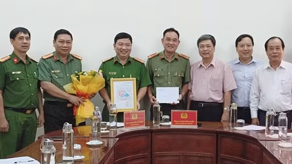 Khen thưởng đột xuất tập thể Công an TP Sa Đéc