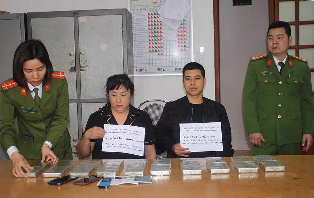 Bắt giữ ba đối tượng vận chuyển trái phép 20 bánh heroin -0