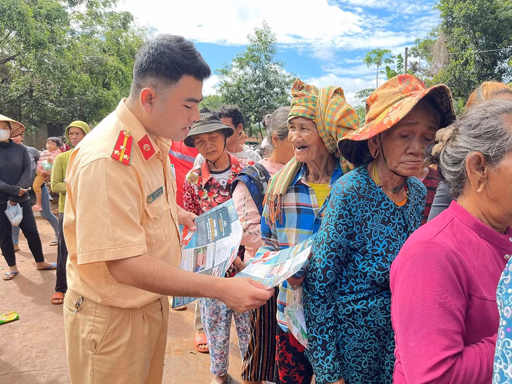 4. ảnh đại diện. csgt công an huyện bù gia mập tuyên truyền pháp luật về giao thông đến người dân..jpg -1