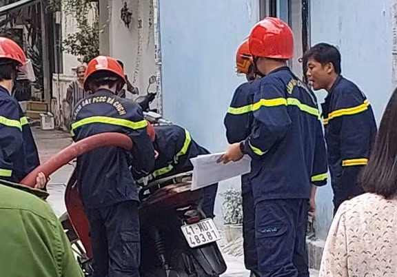 Đẩy xe máy điện đang bốc cháy hừng hục vào trong hẻm để tránh sự cố trên đường -0