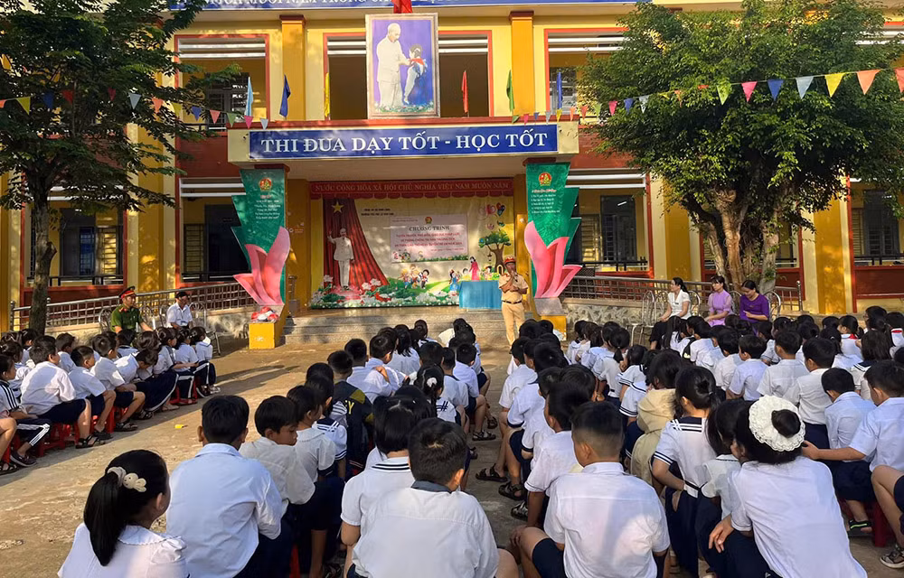 1. đội csgt-tt công an thị xã bình long phối hợp với trường tiểu học lê văn tám tuyên truyền về luật an toàn giao thông đường bộ..jpg -0