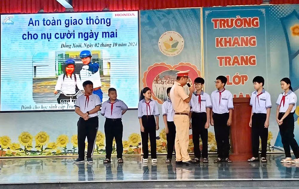 2. csgt tuyên truyền pháp luật về giao thông cho học sinh tại tp đồng xoài..jpg -1