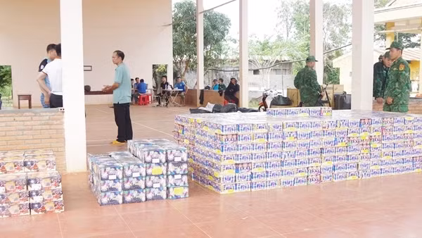 Bắt giữ gần 1,8 tấn pháo hoa và gần 8.000 gói thuốc lá lậu