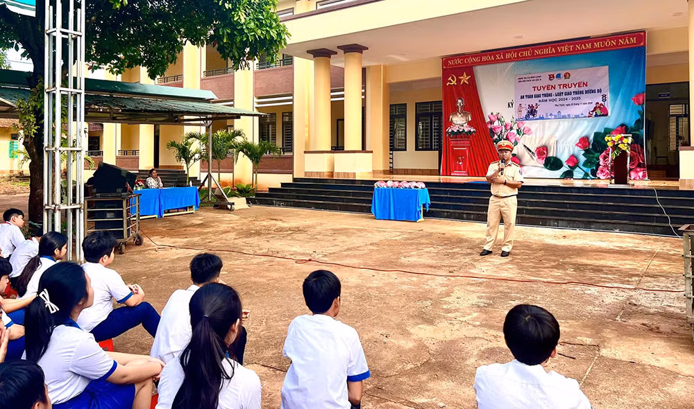 3. csgt-tt công an thị xã bình long phối hợp với trung học cơ sở an lộc b tuyên truyền về luật an toàn giao thông đường bộ..jpg -0