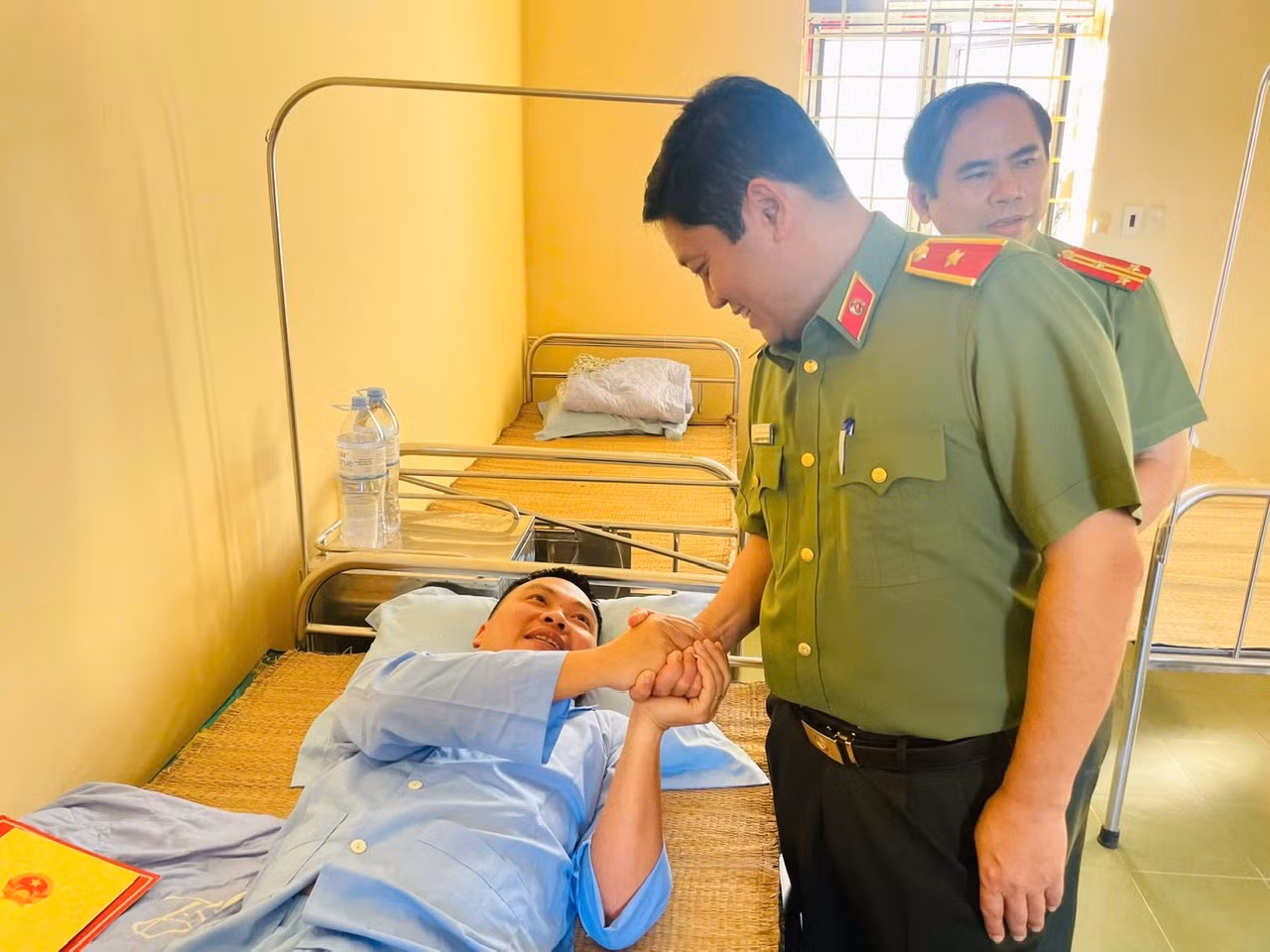 Thứ trưởng Đặng Hồng Đức thăm, động viên cán bộ Công an tỉnh Thái Nguyên bị thương khi cứu dân chạy lũ -0