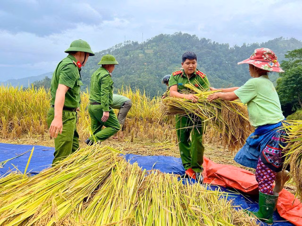 Công an xã biên giới Thàng Tín: Điểm tựa tin cậy cùng nhân dân chống bão lũ -1