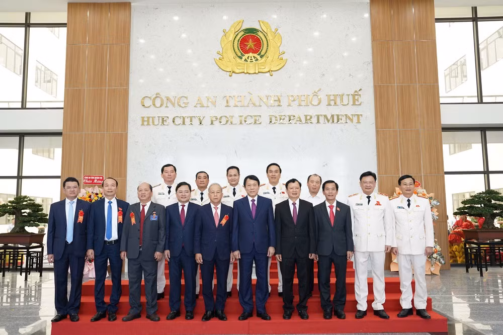 Bộ trưởng Bộ Công an dự lễ gắn biển công trình trụ sở Công an TP Huế -0