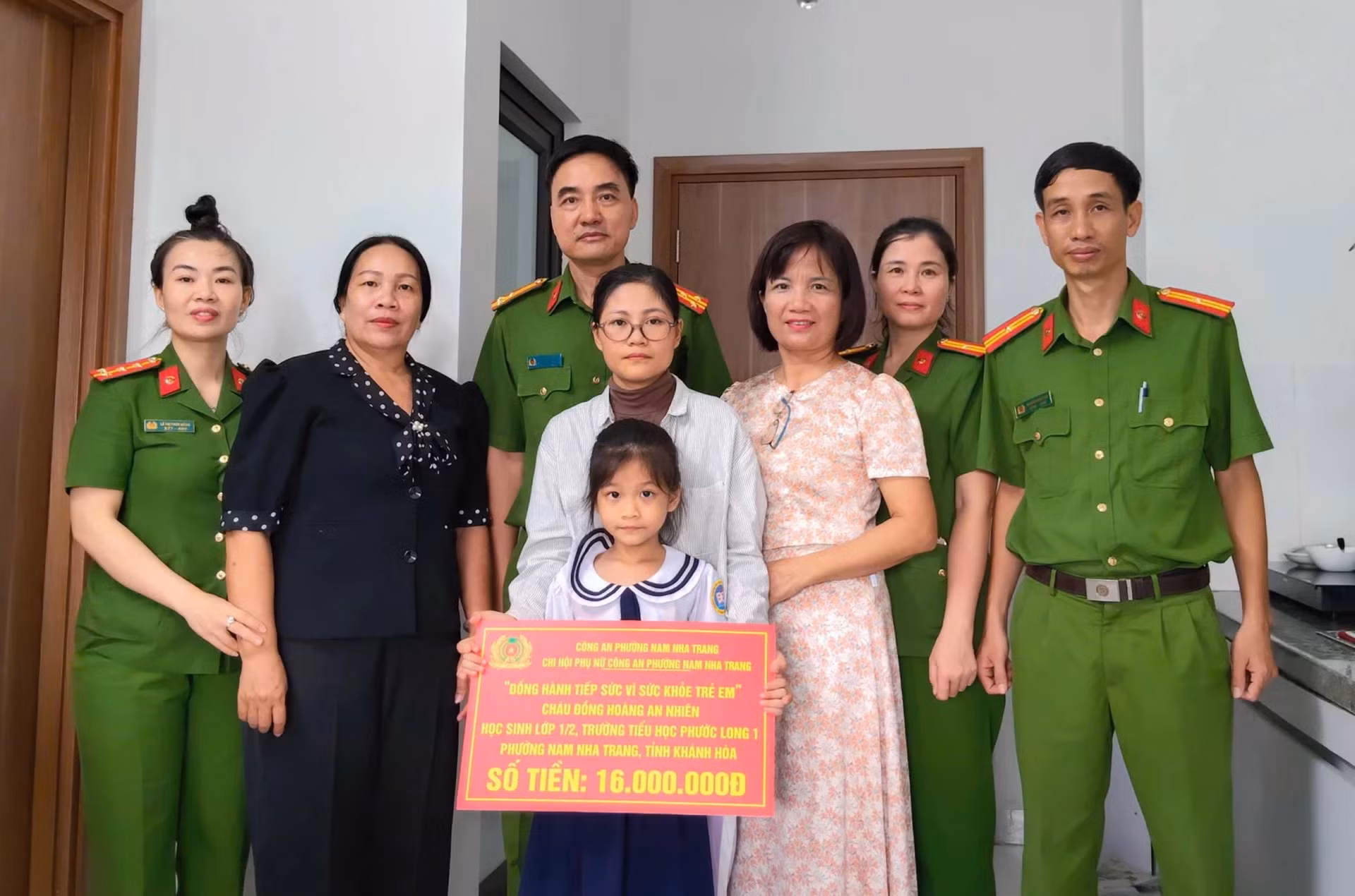 Công an phường Nam Nha Trang vận động hỗ trợ một học sinh nghèo chữa bệnh -0