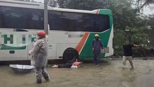 Hà Nội: 6 người bị điện giật do rò rỉ điện từ cột chiếu sáng trên đường Tú Mỡ
