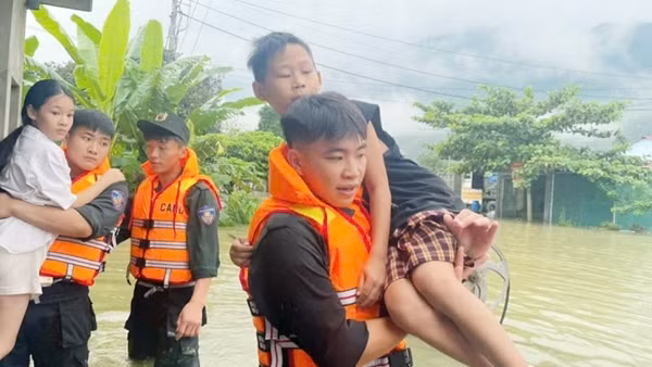 Công an Tuyên Quang hỗ trợ người dân khắc phục hậu quả mưa bão