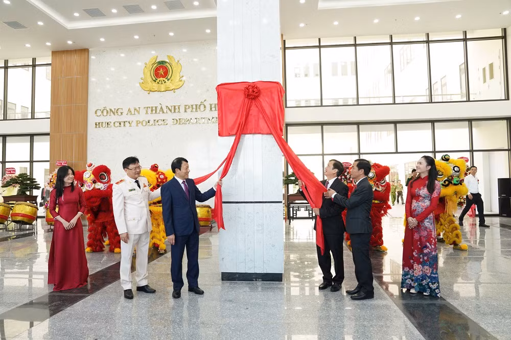 Bộ trưởng Bộ Công an dự lễ gắn biển công trình trụ sở Công an TP Huế -0