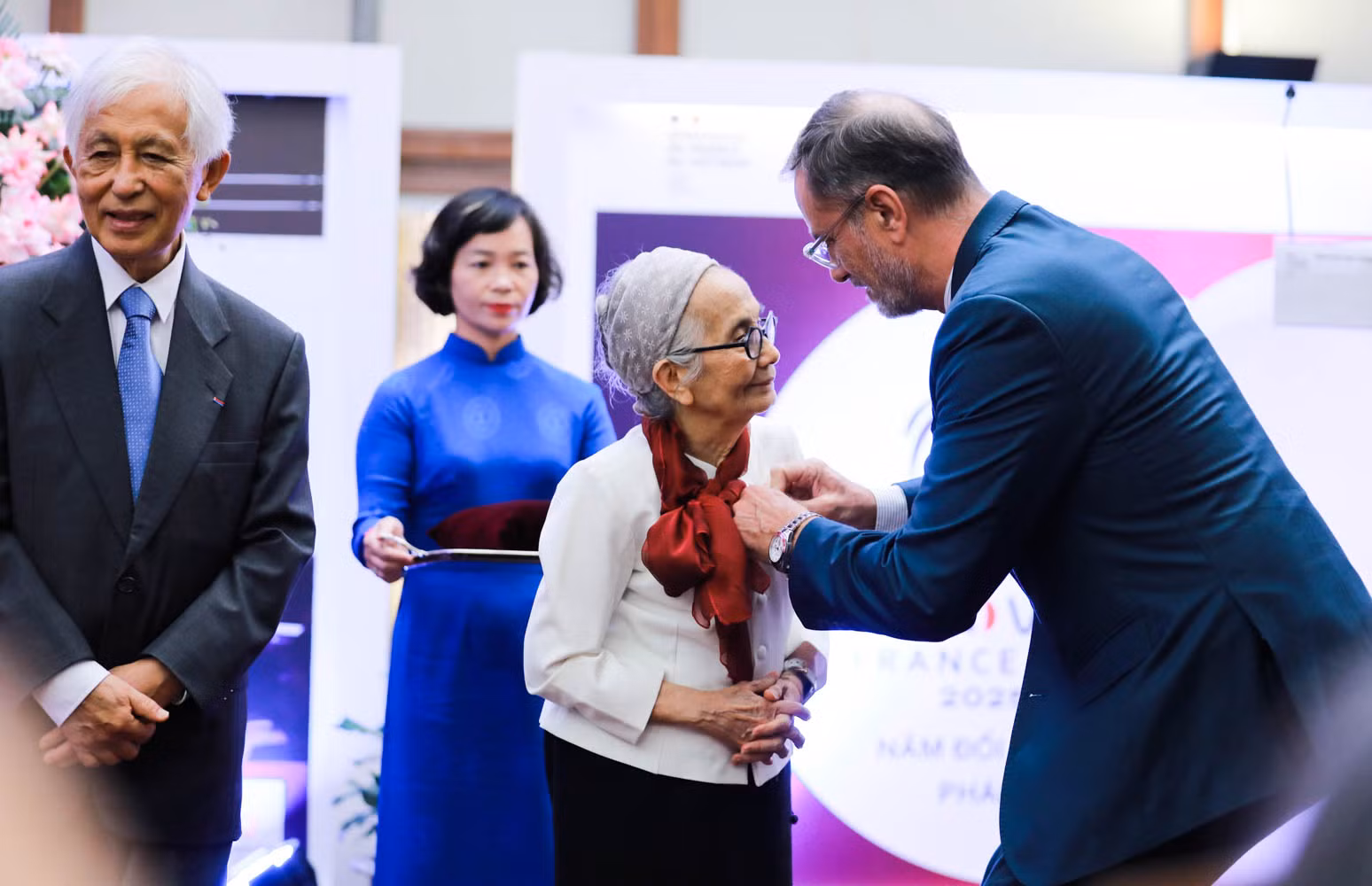 Pháp trao Huân chương Bắc đẩu Bội tinh vinh danh hai nhà khoa học gốc Việt -0