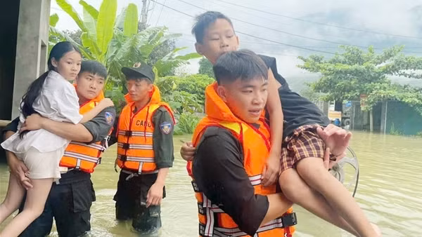 Công an Tuyên Quang hỗ trợ người dân khắc phục hậu quả mưa bão