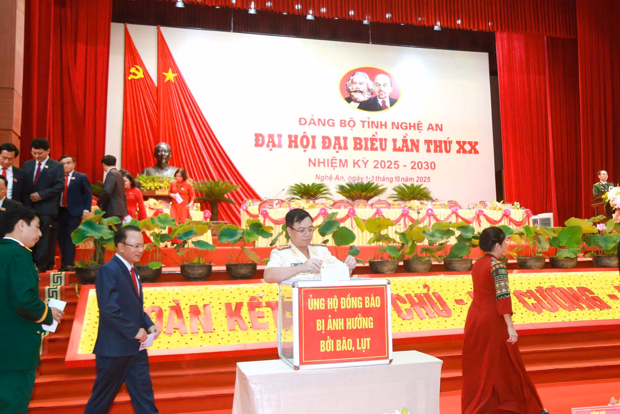 Đại biểu Đại hội Đảng bộ Nghệ An ủng hộ gần 350 triệu đồng hỗ trợ đồng bào vùng bão lũ -1