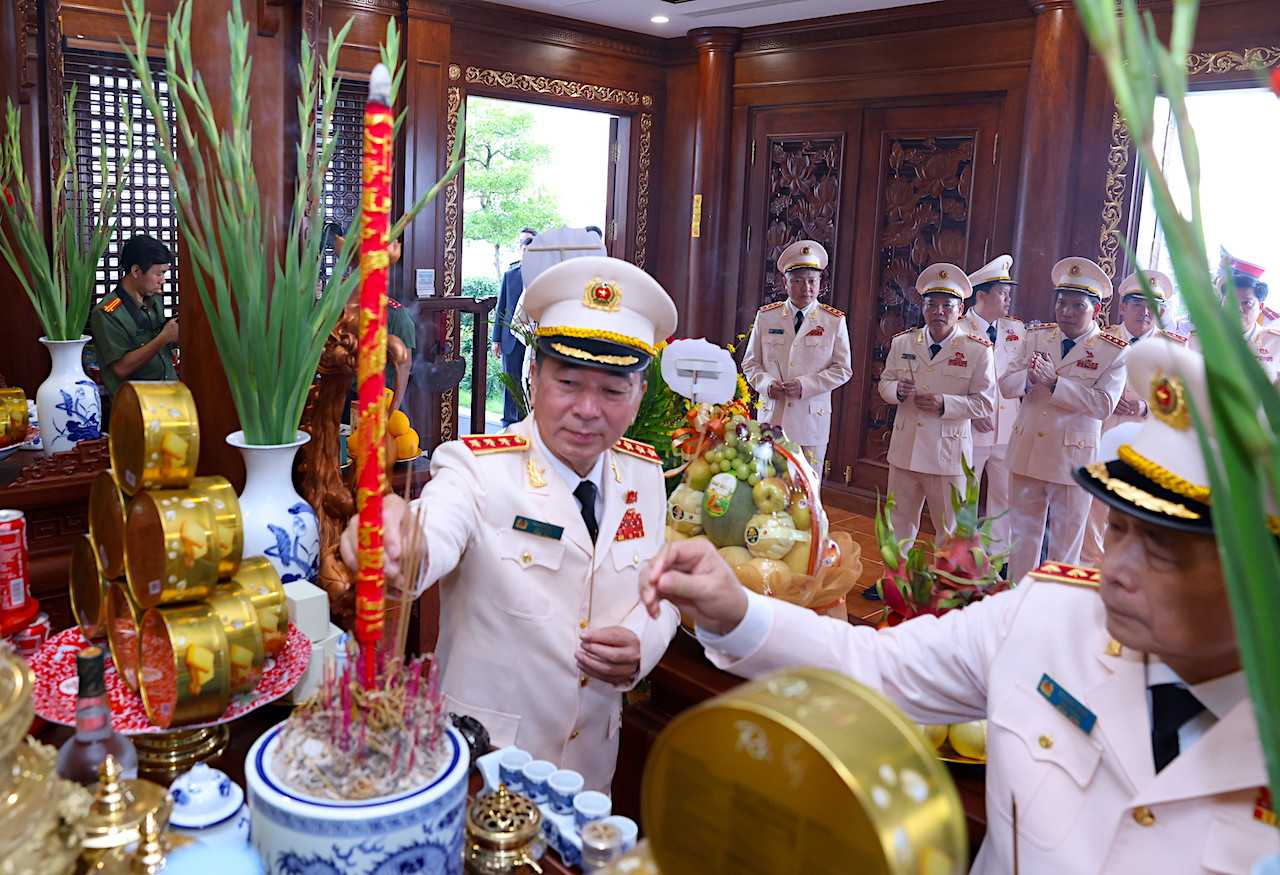 Đảng uỷ Công an Trung ương dân hương tưởng niệm Chủ tịch Hồ Chí Minh -1