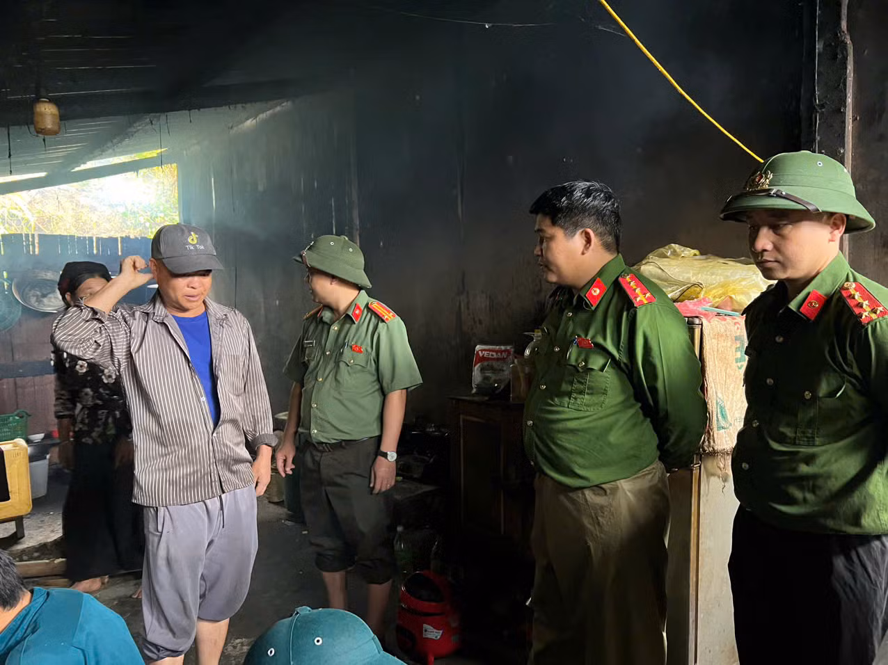 Công an xã biên giới Thàng Tín: Điểm tựa tin cậy cùng nhân dân chống bão lũ -2