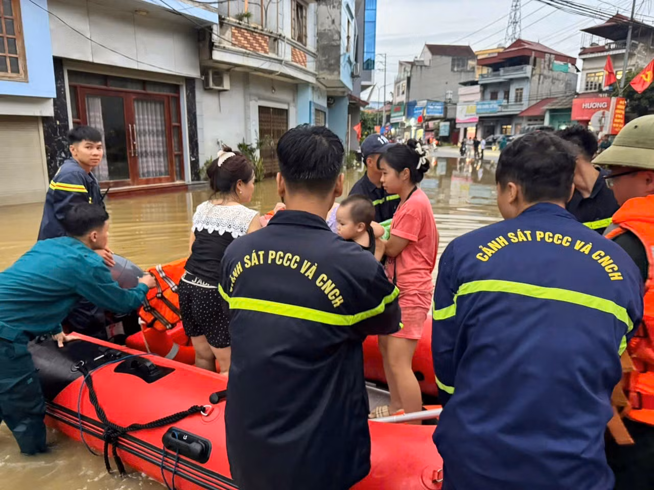 Công an Lạng Sơn dầm mưa cứu dân chạy lũ -0