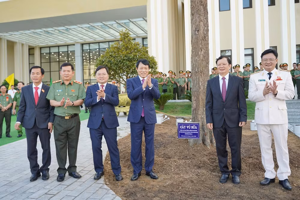 Bộ trưởng Bộ Công an dự lễ gắn biển công trình trụ sở Công an TP Huế -0