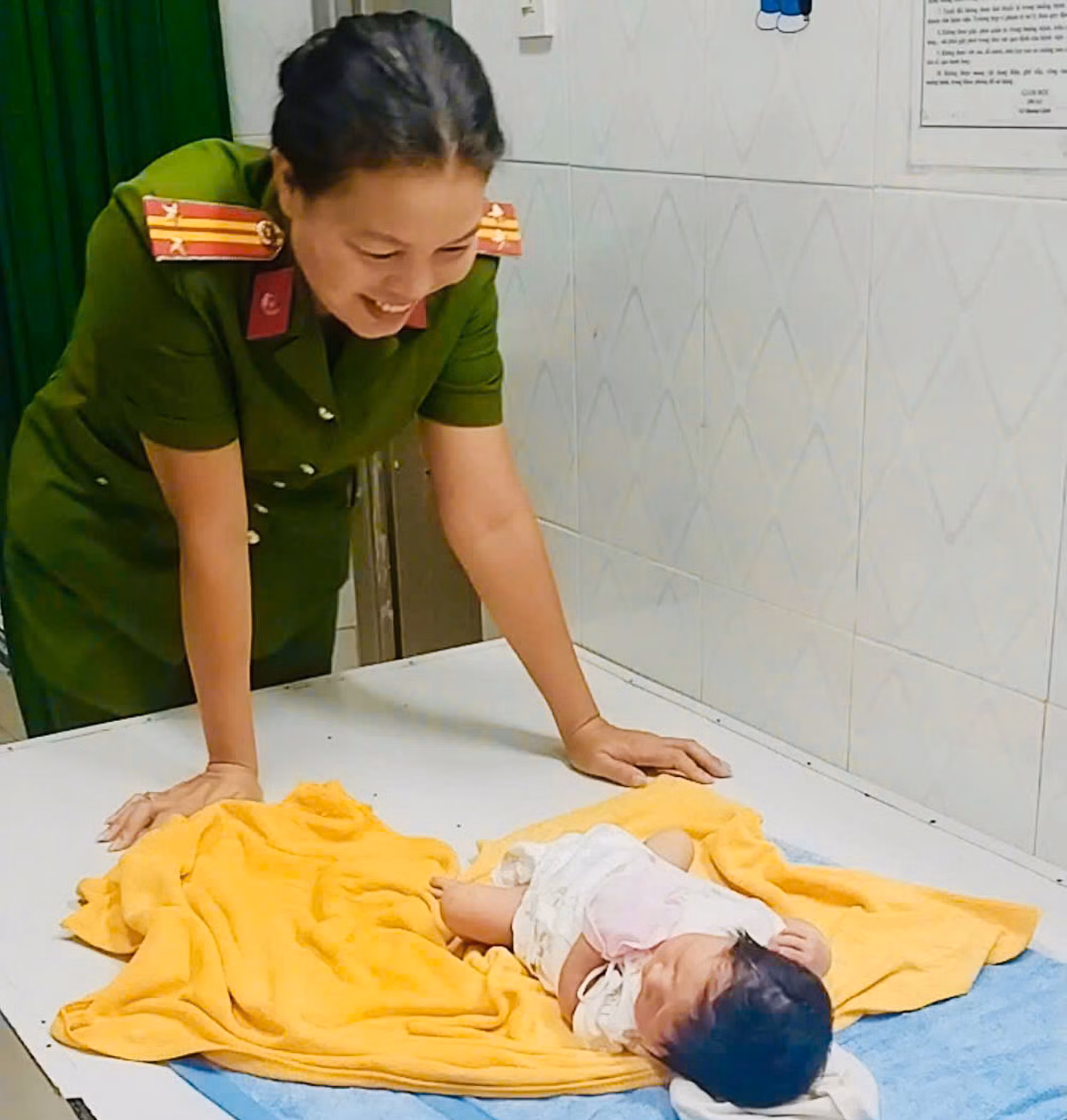  Công an phường Ninh Hòa kịp thời giải cứu bé gái sơ sinh bị bỏ rơi -0