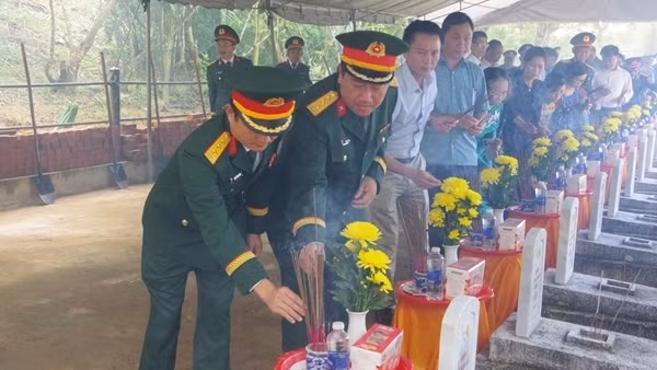 Truy điệu và an táng 14 hài cốt liệt sĩ tại Nghĩa trang liệt sĩ xã Khe Sanh