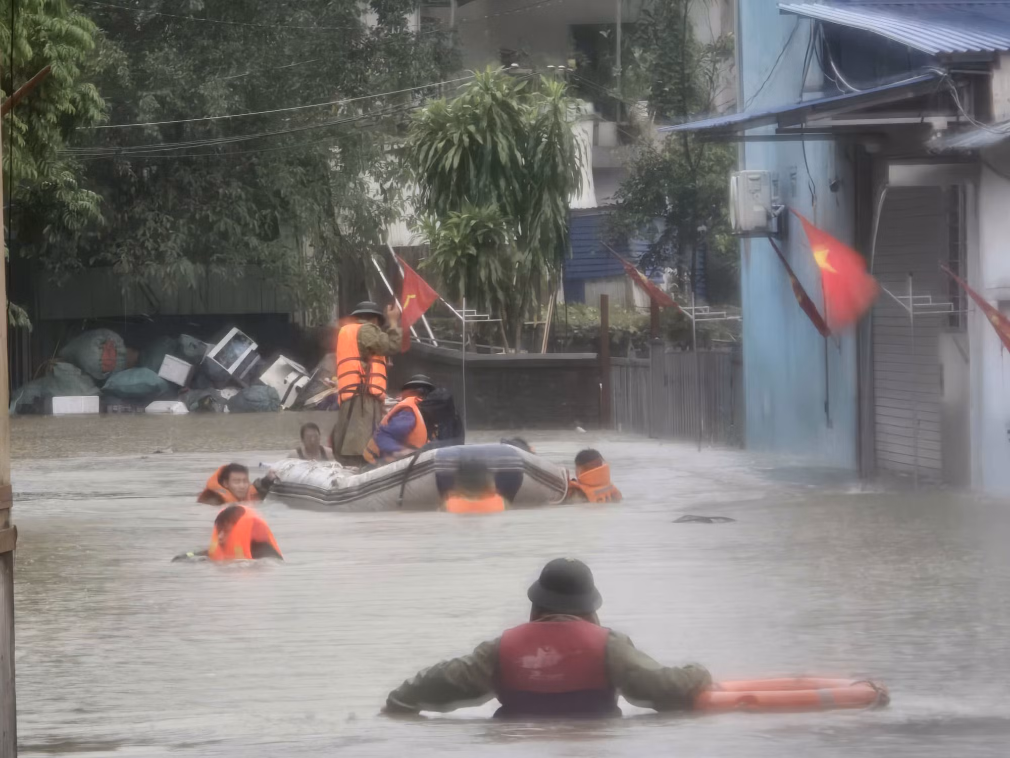 Thái Nguyên ngập nặng, lực lượng Công an dỡ mái tôn cứu người dân đến nơi an toàn -3