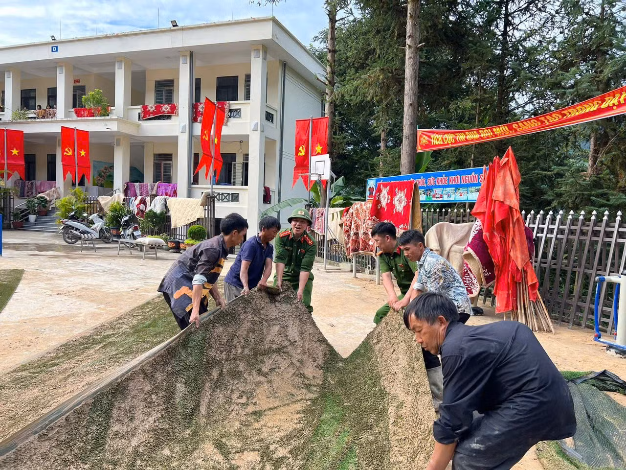 Công an xã biên giới Thàng Tín: Điểm tựa tin cậy cùng nhân dân chống bão lũ -4