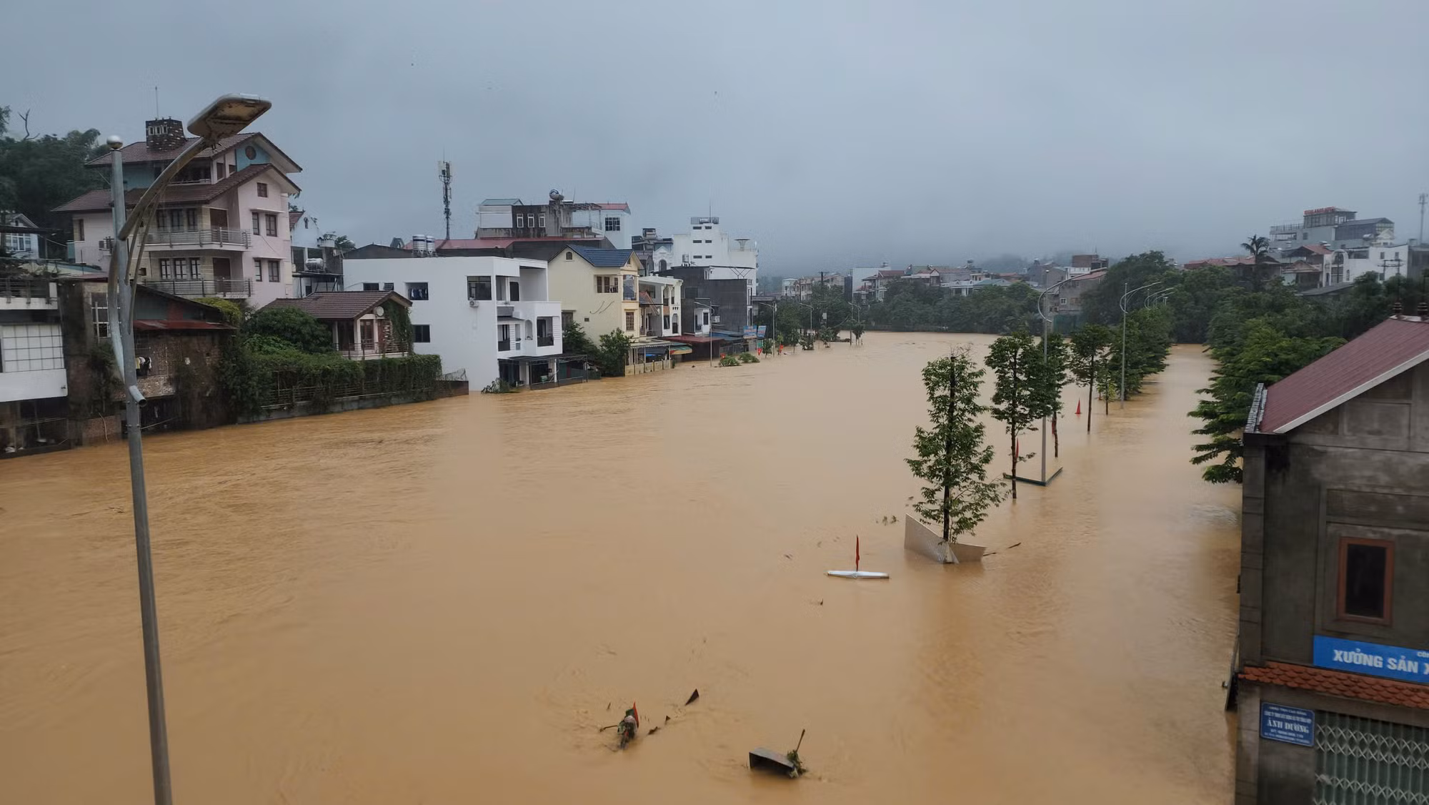 Công an tỉnh Cao Bằng kiên cường giúp dân vượt mưa bão -0
