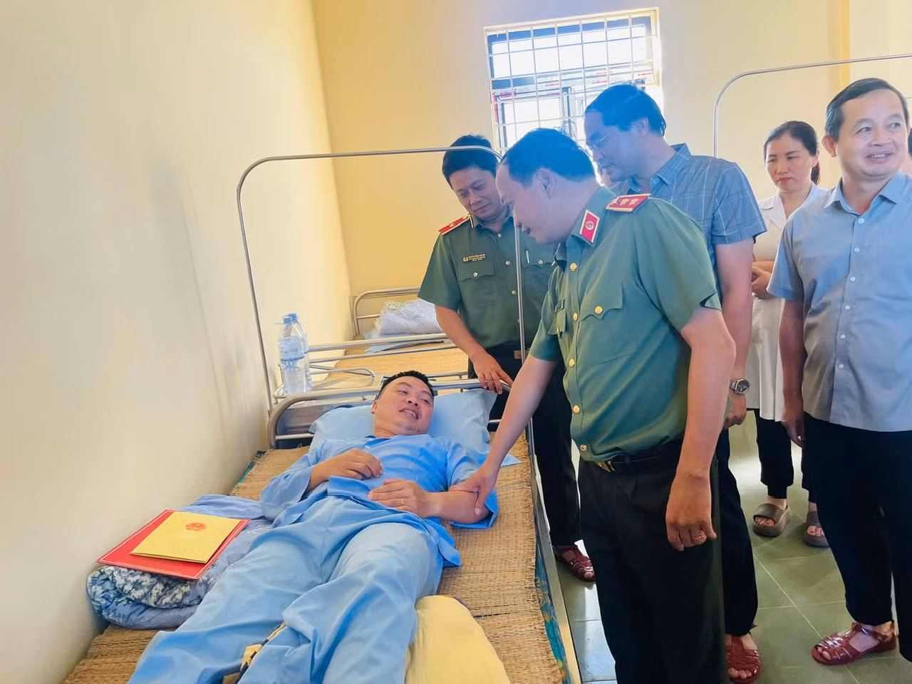 Thứ trưởng Đặng Hồng Đức thăm, động viên cán bộ Công an tỉnh Thái Nguyên bị thương khi cứu dân chạy lũ -0