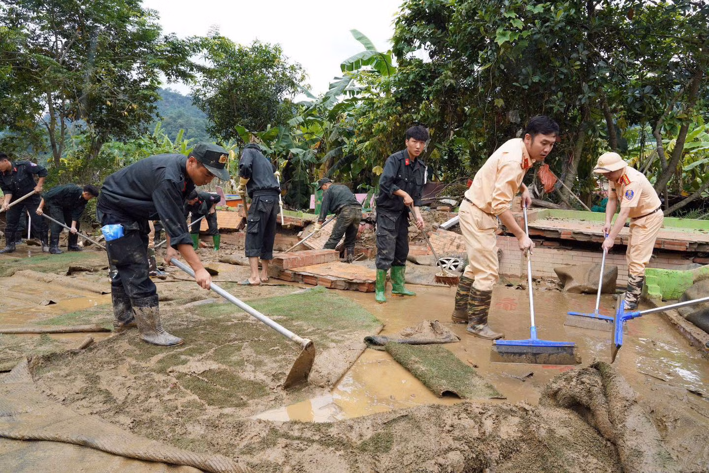 Lực lượng CAND tập trung phòng, chống lũ, lụt, lũ ống, lũ quét, sạt lở đất ở Bắc Bộ -0