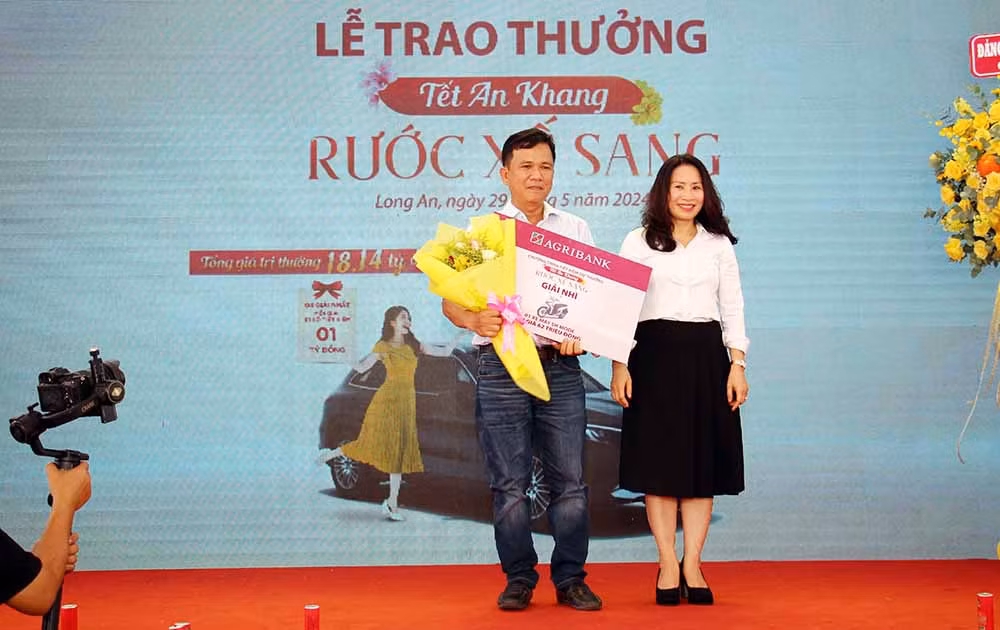 Agribank tặng xe cứu thương cho ngành Y tế tỉnh Long An và Trao thưởng chương trình&nbsp;“Tết An khang - Rước xế sang” -3