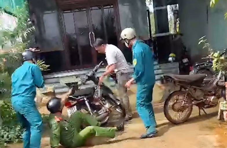 Tạm giữ đối tượng nhậu say đánh Công an xã -0