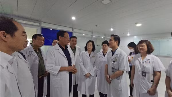 Phó Chủ tịch Quốc hội và Bộ trưởng Bộ Y tế thăm hỏi nạn nhân vụ cháy