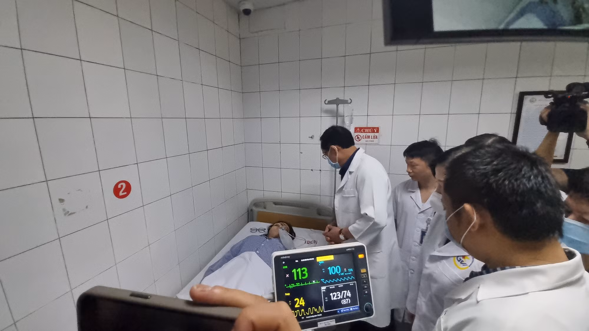 Thêm nạn nhân trong vụ cháy nhà 5 tầng nhập viện -0