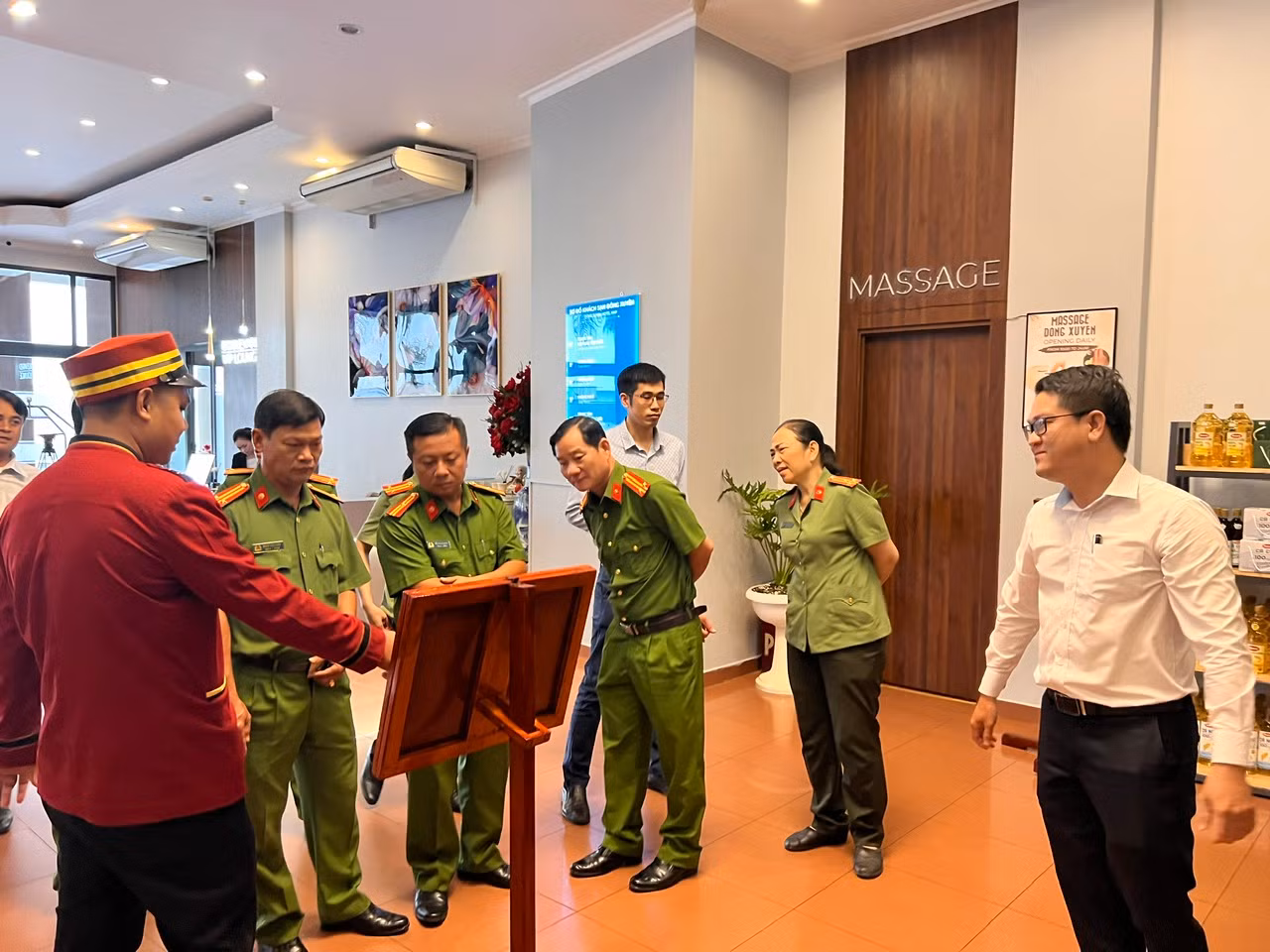 Bộ Công an kiểm tra việc thực thi Luật phòng chống tác hại của thuốc lá tại nhà hàng, khách sạn -0