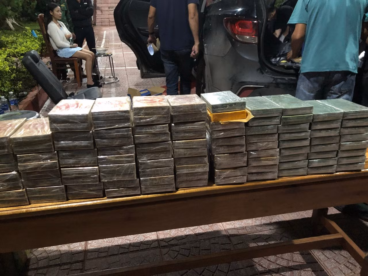 Triệt phá đường dây ma tuý xuyên quốc gia, thu giữ 100 bánh heroin -0